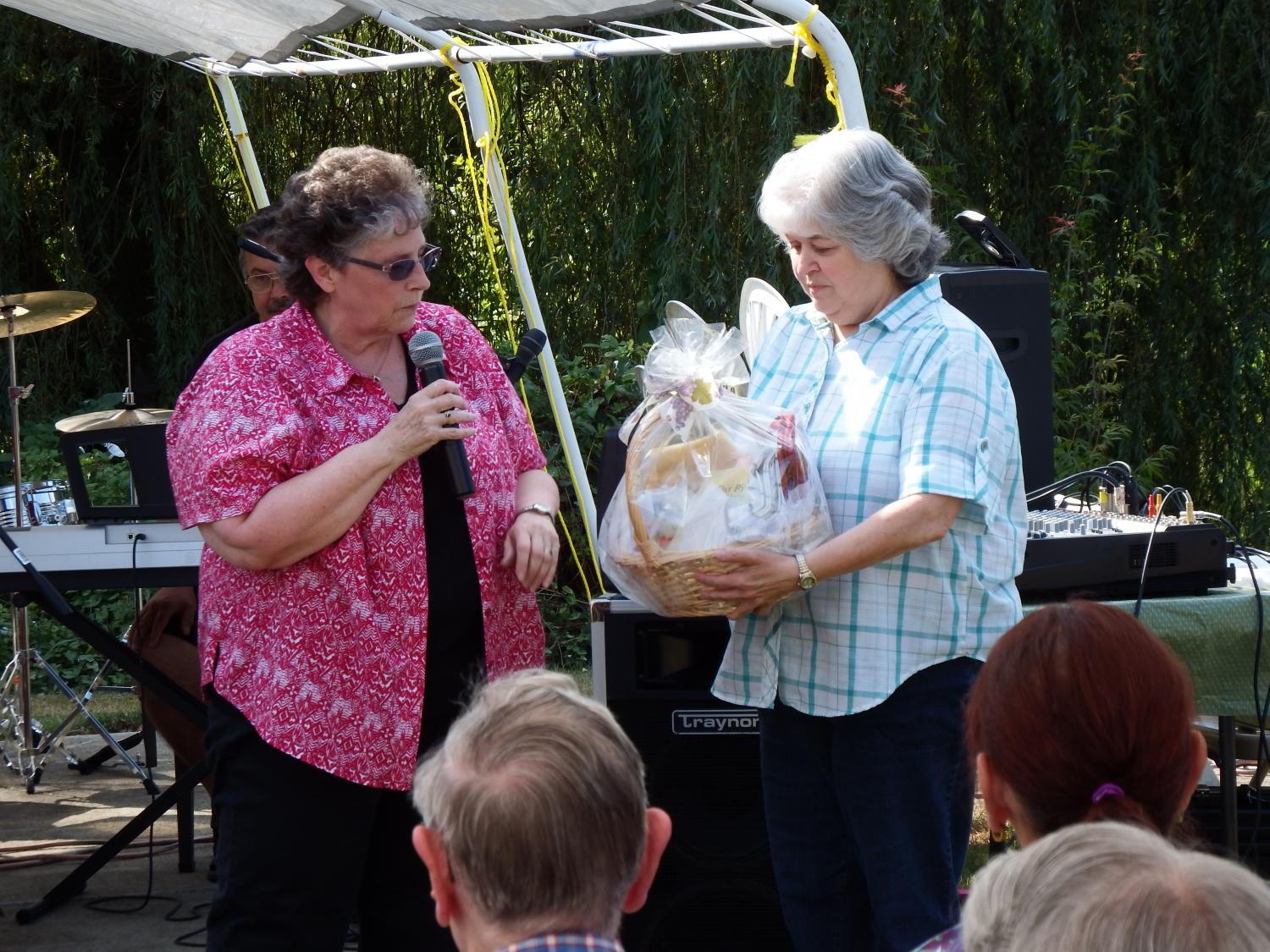 basket, auctioneer, outside, singspiration